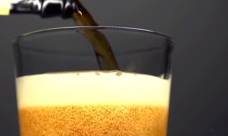 Bier inschenken uit een flesje / Screenshot Youtube Bier inschenken uit een flesje